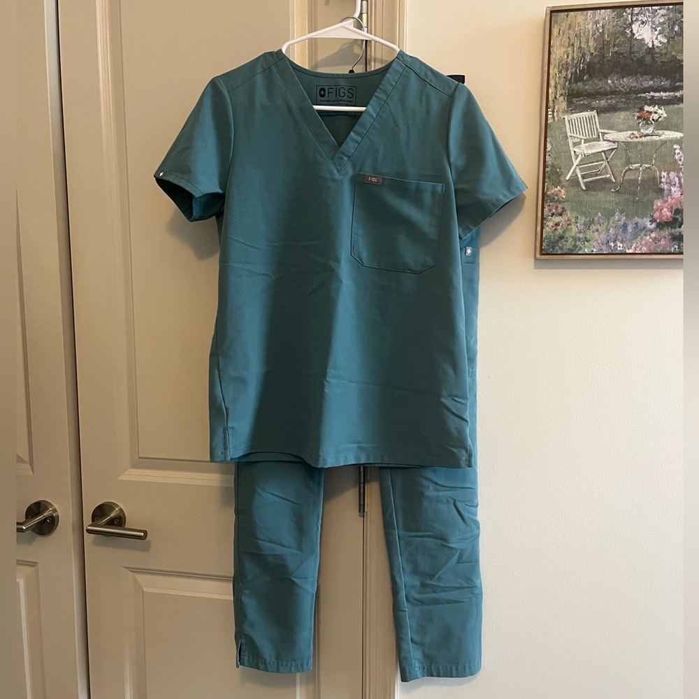 Women’s figs scrubs set